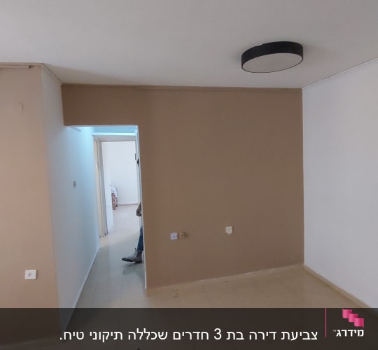 קיר צבוע בצבע חום בהיר עם תקרה לבנה